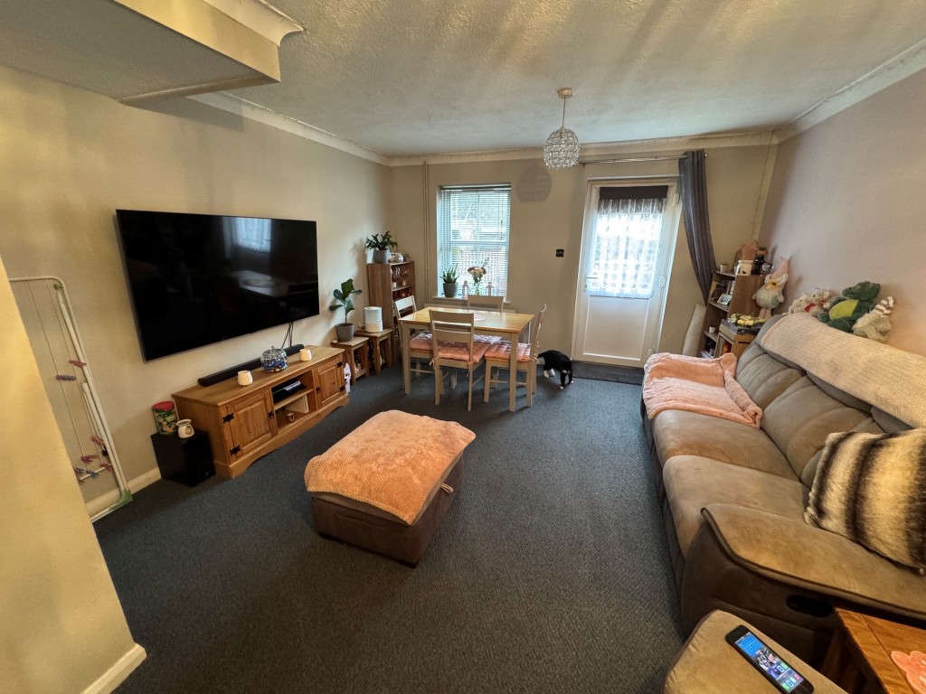 Lot: 128 - FREEHOLD MODERN TERRACE HOUSE INVESTMENT - Living room